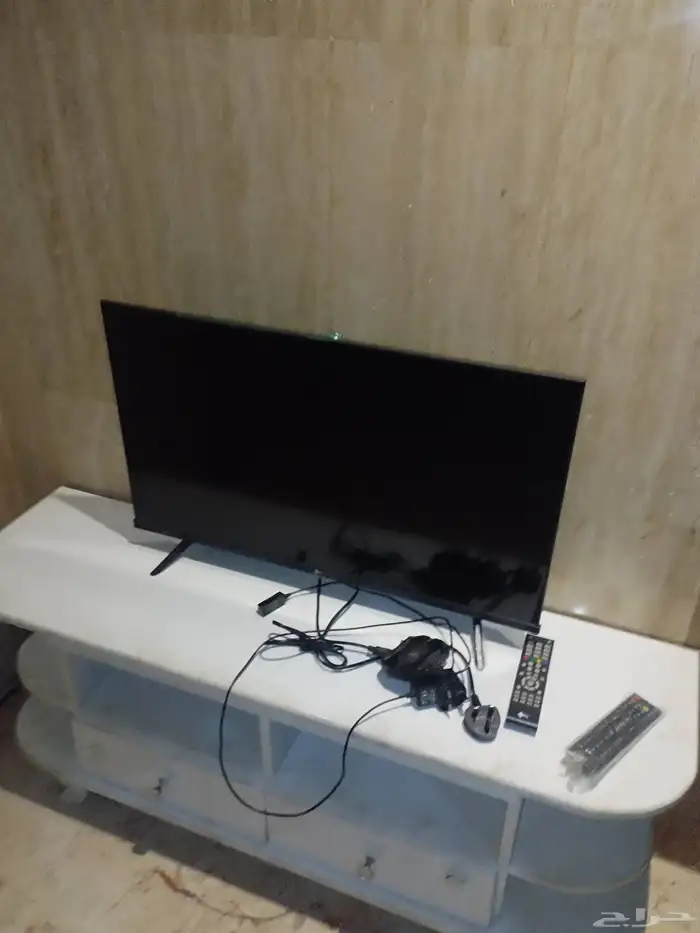 شاشه 32 مع ريسيفر وطالولة خشب 1