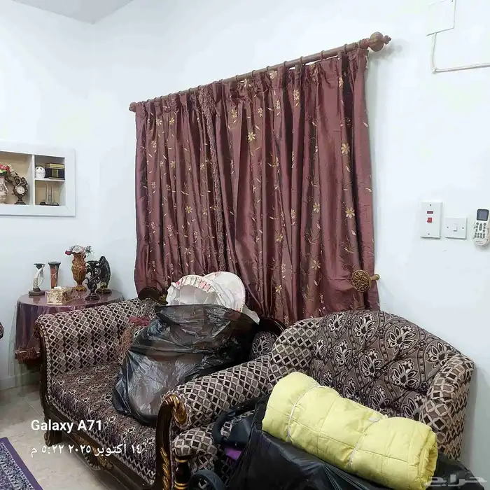 طقم كنب 11 نفر مع الطاولات الموجوده في الصور مع عدد 2 ستاره 0