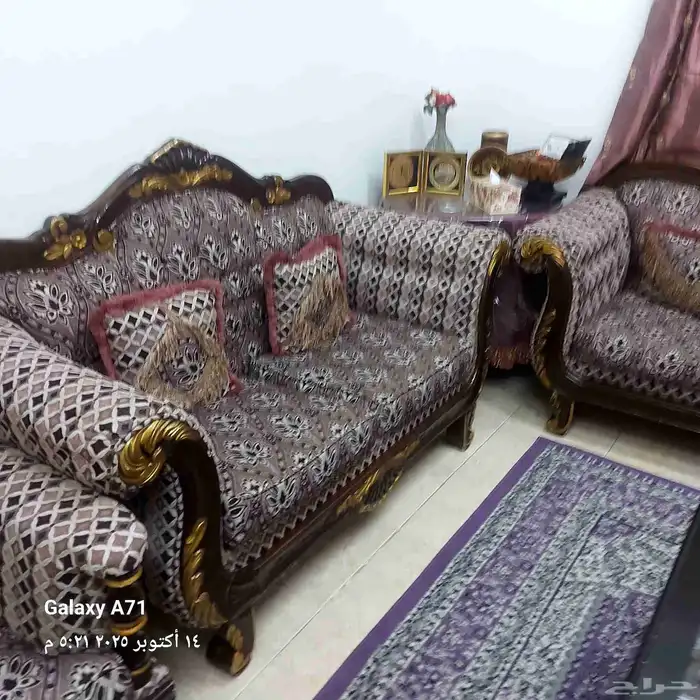 طقم كنب 11 نفر مع الطاولات الموجوده في الصور مع عدد 2 ستاره 7