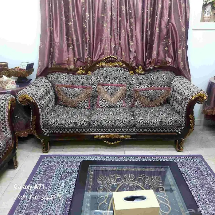 طقم كنب 11 نفر مع الطاولات الموجوده في الصور مع عدد 2 ستاره 6