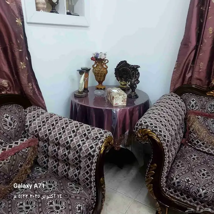 طقم كنب 11 نفر مع الطاولات الموجوده في الصور مع عدد 2 ستاره 4