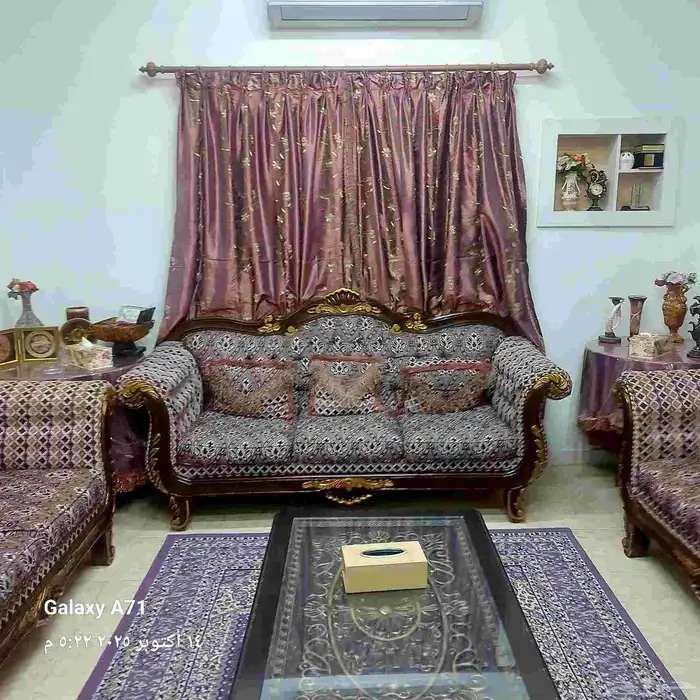 طقم كنب 11 نفر مع الطاولات الموجوده في الصور مع عدد 2 ستاره 1