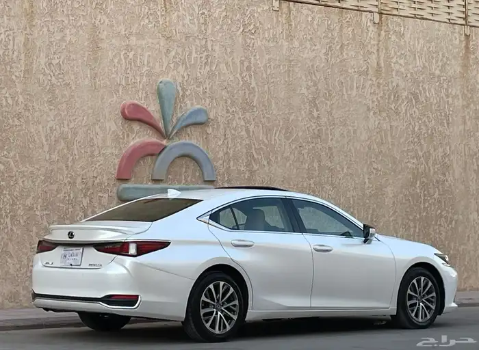 لكزس ES300h موديل 2023 3