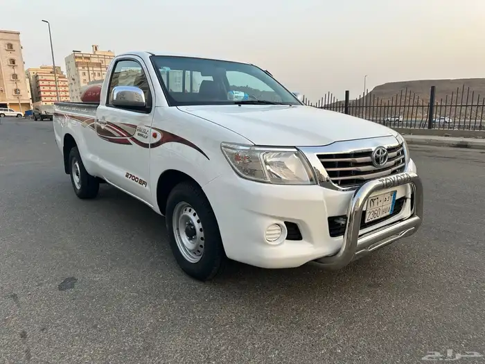 هايلوكس 2015 مخزنه نظيفه جدا 2