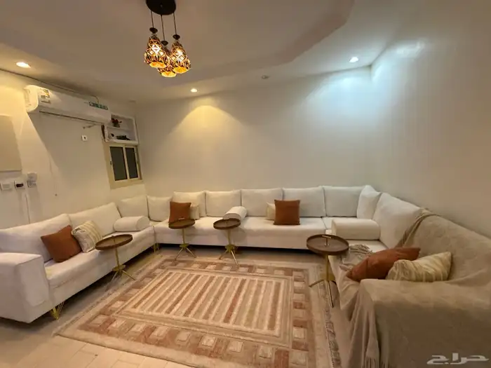 للبيع كنب صاله ع شكل U نظيف معه 4 طاولات خدمه وسجاد ارضي 3