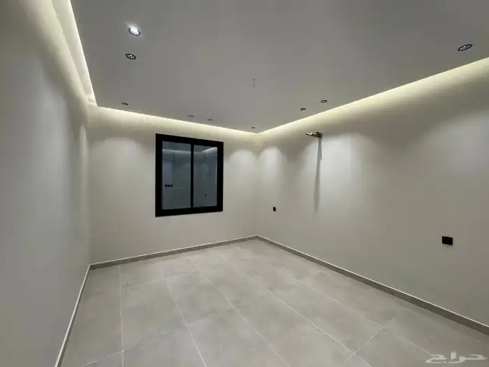 للبيع عمارة نظام شقق دورين وملحق في مخطط ولي العهد 9