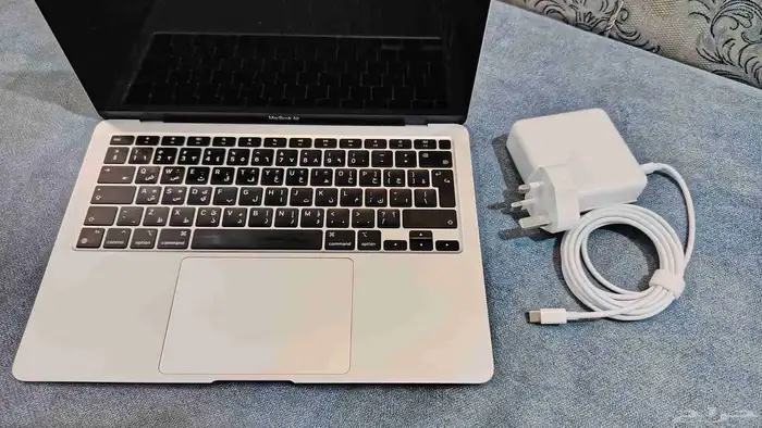 للبيع MacBook air m1 ماك بوك 4