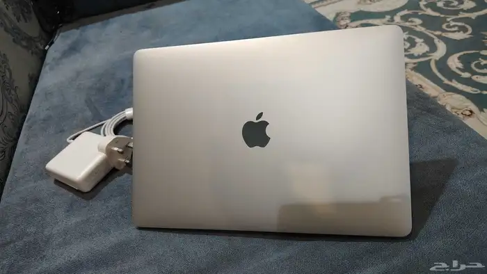 للبيع MacBook air m1 ماك بوك 8