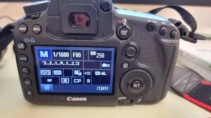 كاميرا كانون 5d mark iii مع عدسة 135mm 1 2 11