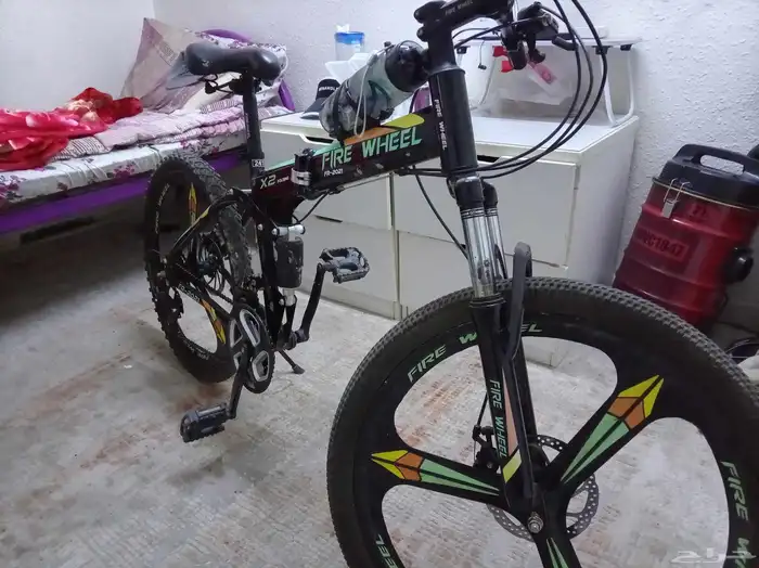 هذه الدراجه تحتوي على مساعدات اماميه وخلفيه وعند رحلاتك تت 3