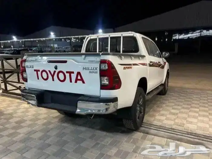 هايلكس بنزين دبل توماتيك فل كامل بصمه بريمي 2025 4