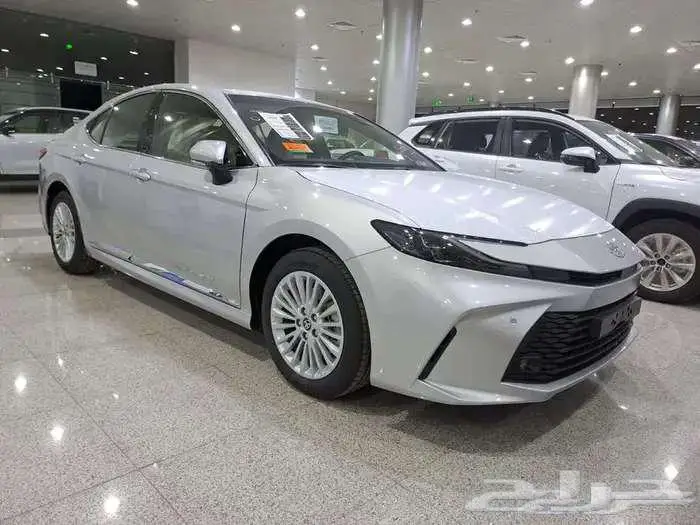 كامري ال اي 2.5 سيدان بنزين اوتوماتيك (فضي  2025) 0