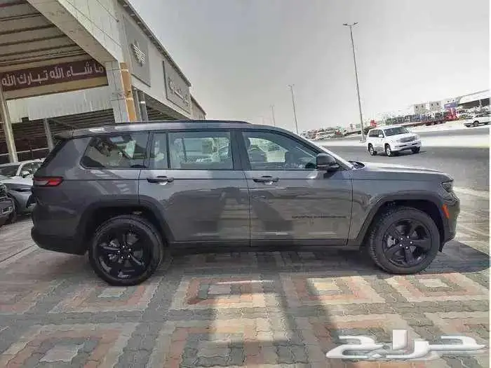 جيب قراند شروكي 2023 محرك 3.6 التيتيود ضمان الوكيل 3
