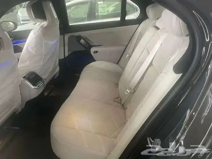 بي ام دبليو 735i موديل 2026 اسود رمادي خليجي 15