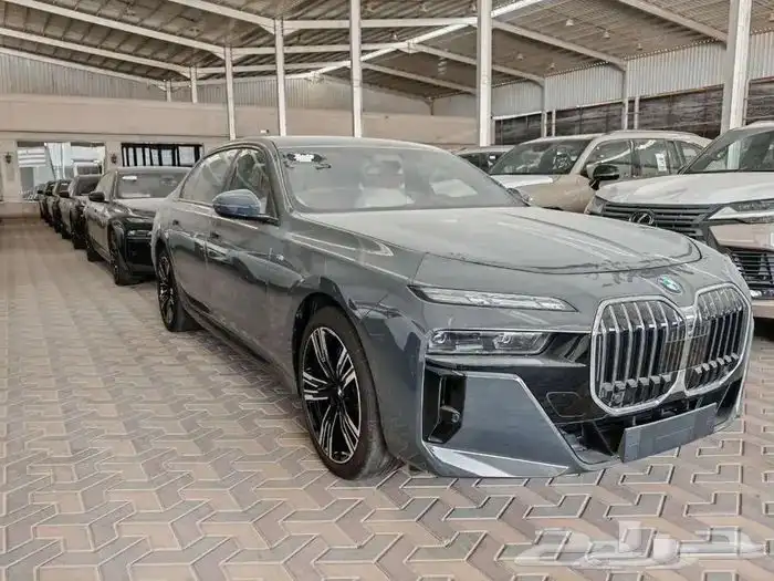 بي ام دبليو 735i موديل 2026 اسود رمادي خليجي 5