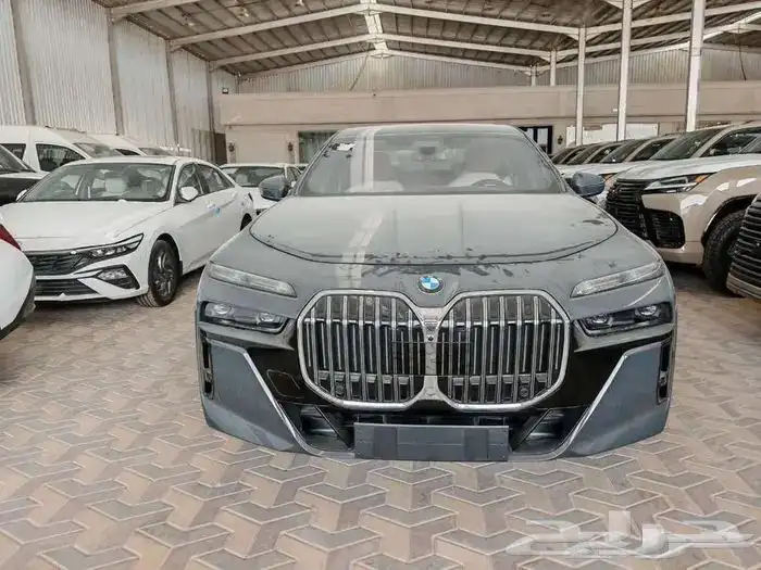 بي ام دبليو 735i موديل 2026 اسود رمادي خليجي 0