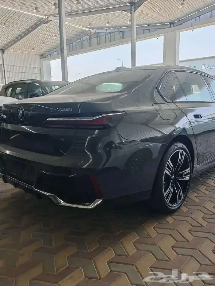بي ام دبليو 735i موديل 2026 اسود رمادي خليجي 10