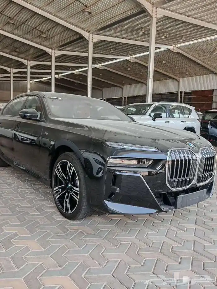 بي ام دبليو 735i موديل 2026 اسود رمادي خليجي 2
