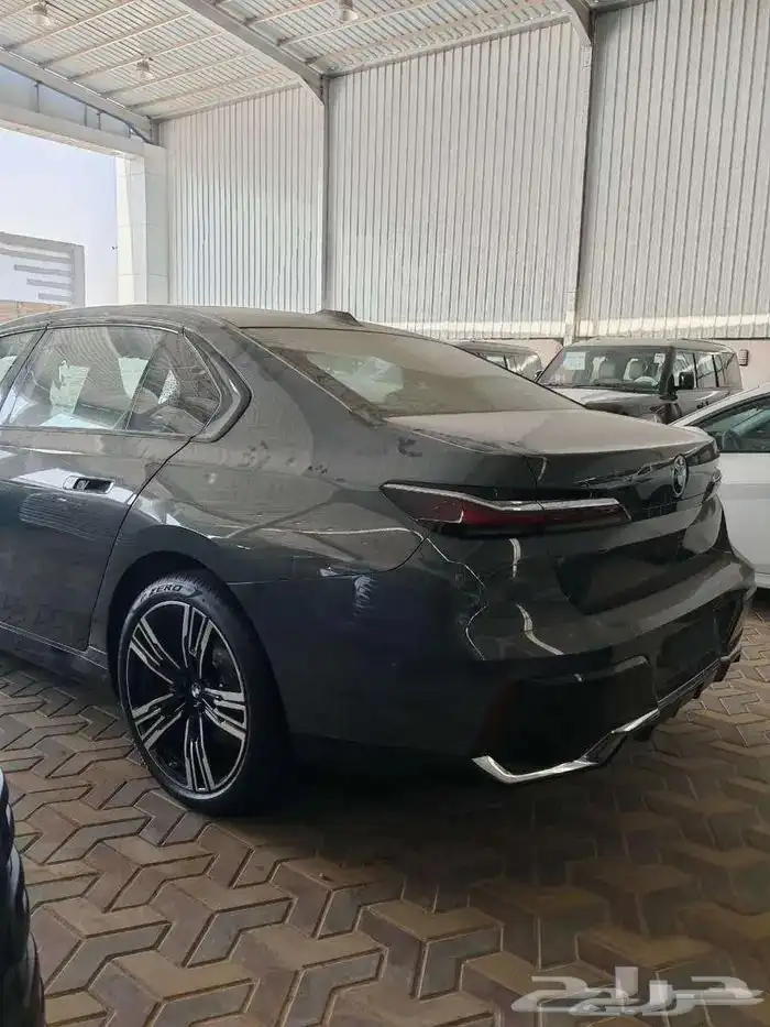 بي ام دبليو 735i موديل 2026 اسود رمادي خليجي 8