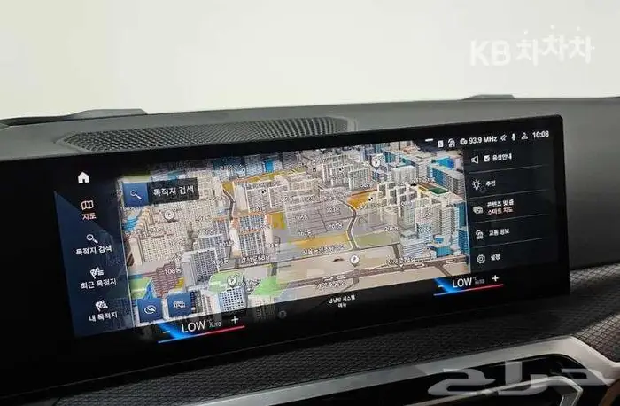 بي ام دبليو الفئة الثالثة 320i 2024 M Sport 14