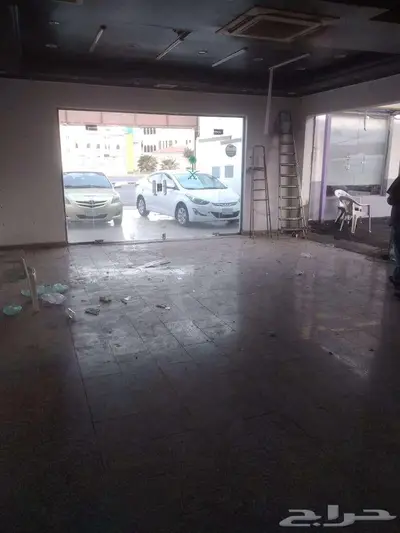 معرض كبير وواجهة حلوة للايجار في موقع استراتيجي index