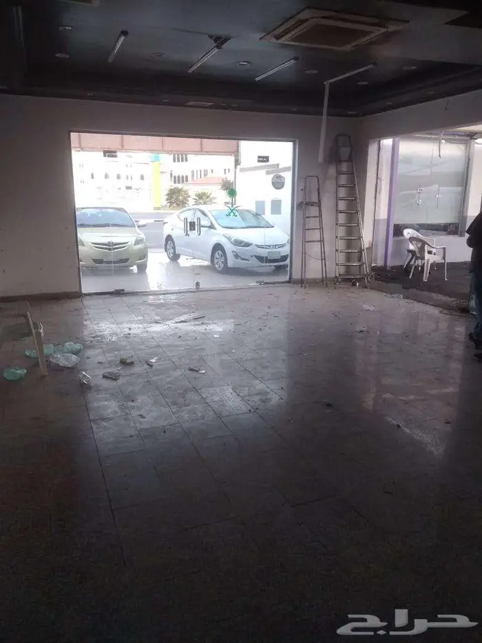 معرض كبير وواجهة حلوة للايجار في موقع استراتيجي 5