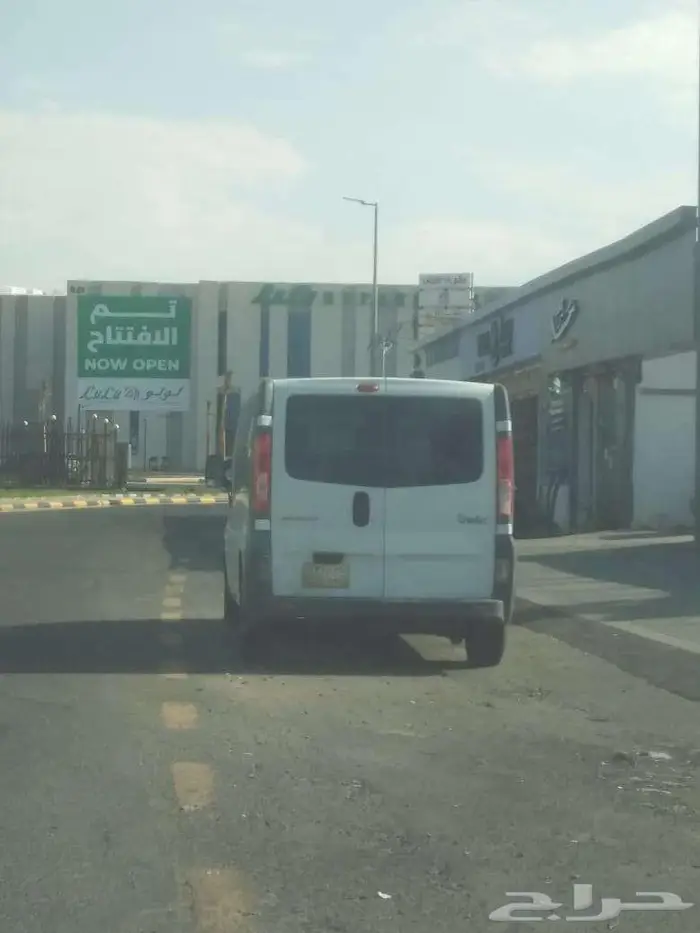معرض كبير وواجهة حلوة للايجار في موقع استراتيجي 1