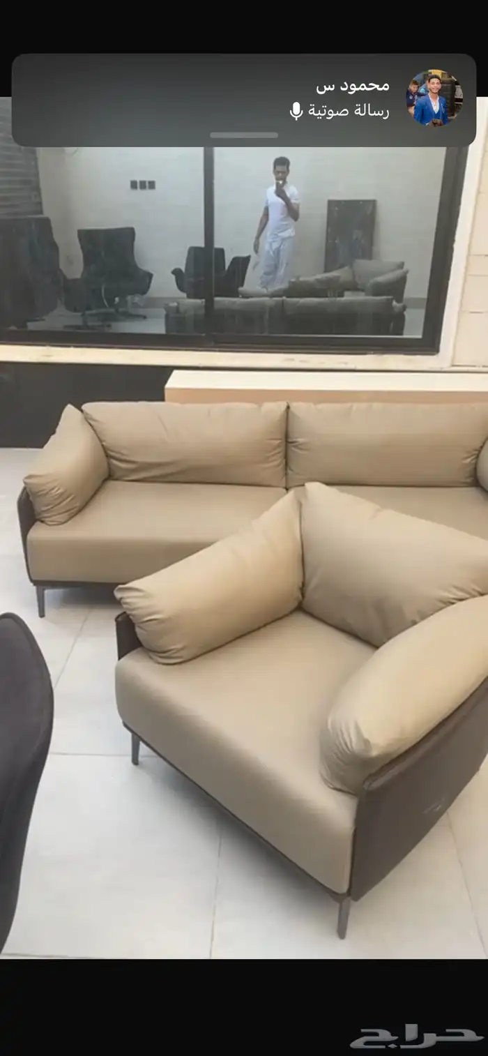 طقم كنب مع شاشة مافيه ولا خدش وشاشة شبه جديدة 0