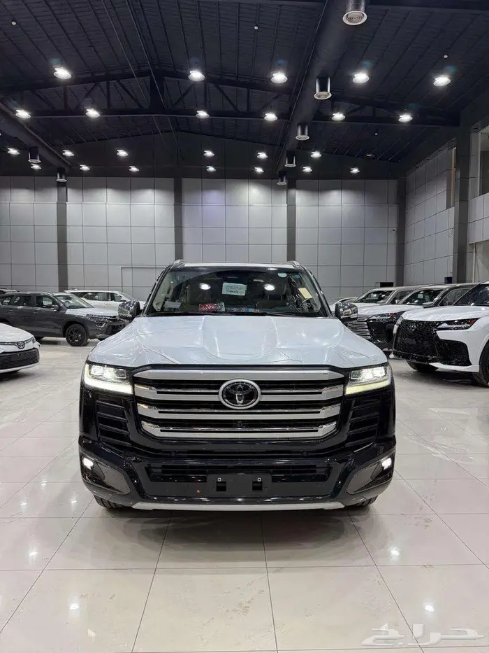 تويوتا لاندكروزر VXR هايبرد سعودي 2025 ( ابيض - اسود ) 1