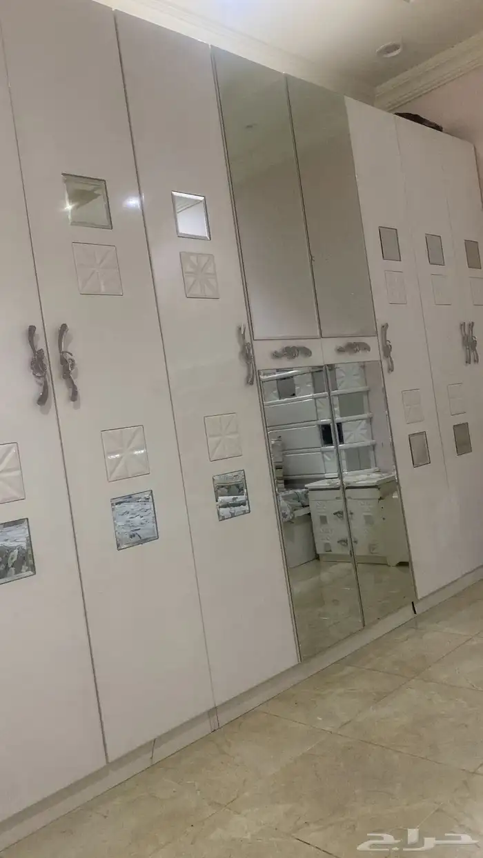 غرفه نوم وكنب وطاوله وسجاده صغيره 0