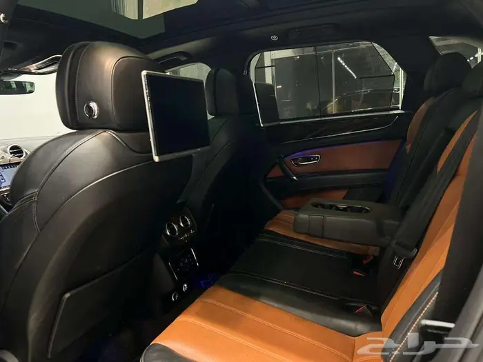 BENTLEY BENTAYGA 8