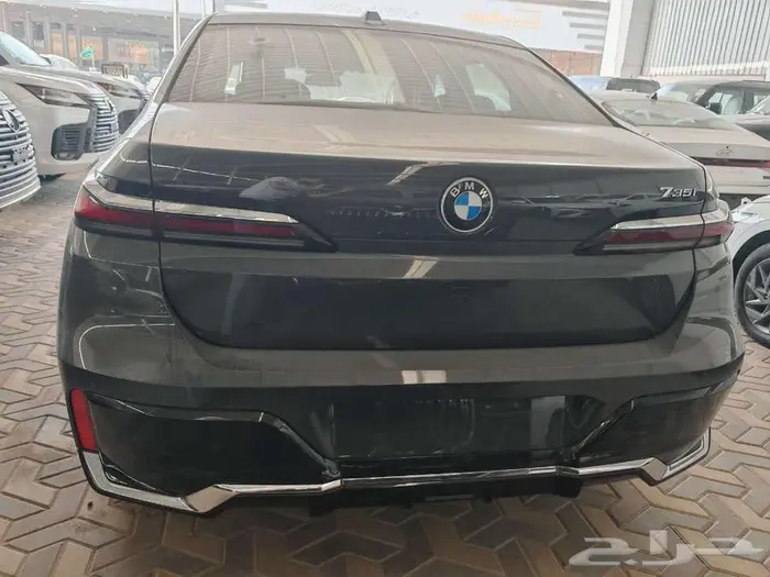 بي ام دبليو 735i موديل 2026 اسود رمادي خليجي 13