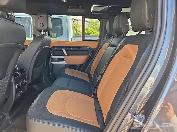 Land Rover Defender 110 X-Dynamic SE 8