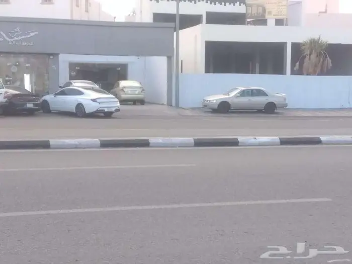 معرض كبير وواجهة حلوة للايجار في موقع استراتيجي 0