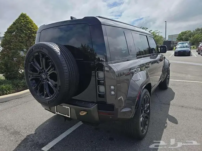 Land Rover Defender 110 OCTA شبه اصفار 3