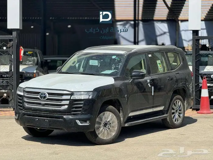 تويوتا لاندكروزر L3 بنزين موديل 2025 لدي شركة ابن ذياب 1