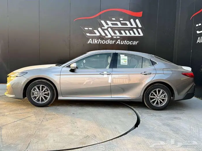 تويوتا كامري E 2025 لدى شركة عبدالمجيد الخضر 2