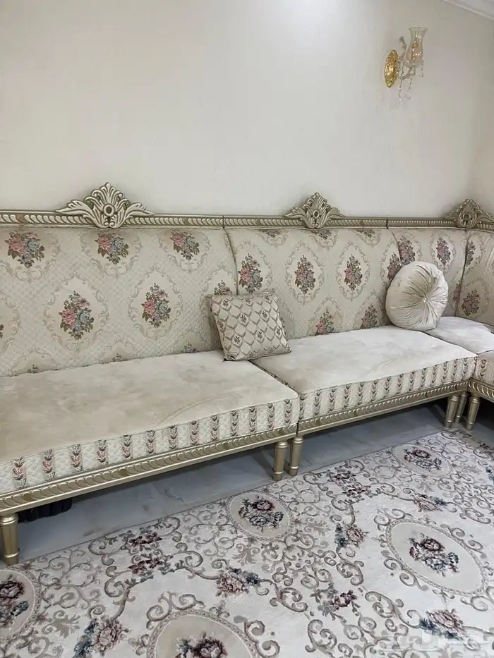 كنب مع ستارة نظيف 3