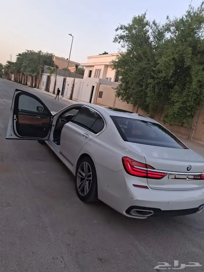 سيارة بي ام دبليو 8