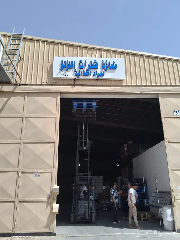 لوحات محلات تجاريه مضيئه مع التركيب 0
