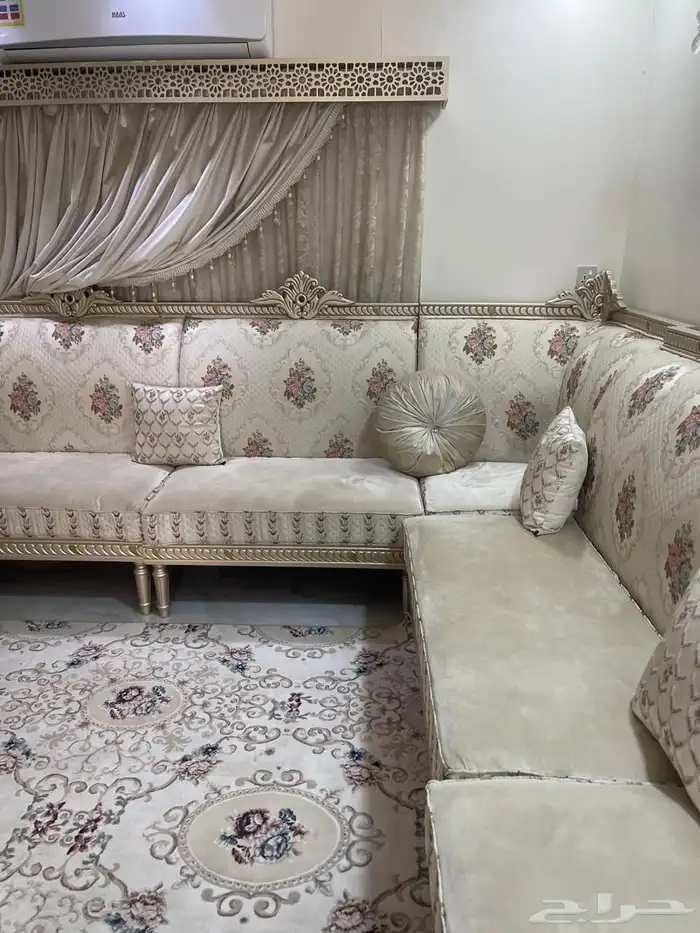 كنب مع ستارة نظيف 1