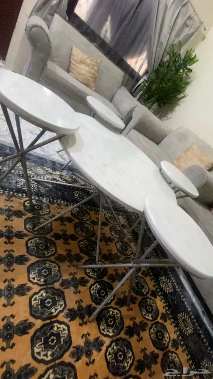 طاوله اساسيه مع اربع طاولات خدمه 0