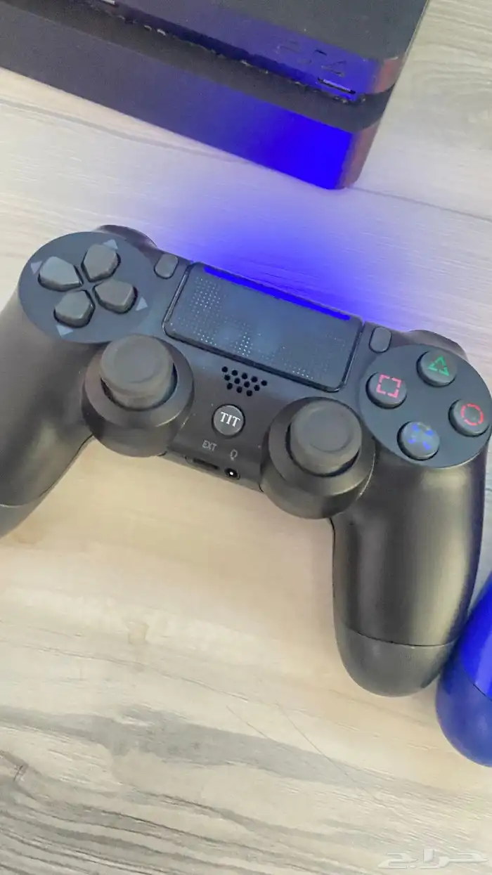 سوني4للبيع اسوني شرط مافيه اي ضرر معه يدتين و فيفا 24قراند5 1