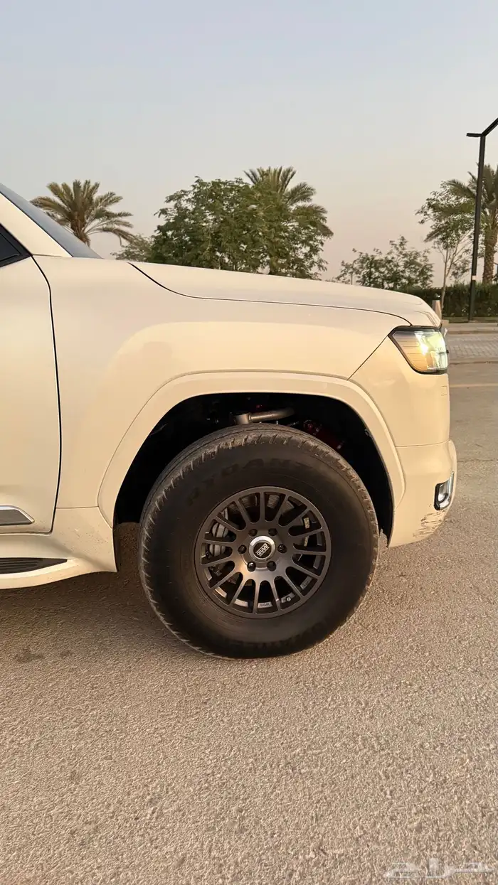 لاندكروزر 2023 L4 وارد عبداللطيف 7