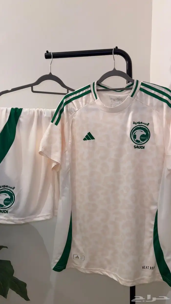 طقم المنتخب الأبيض 2