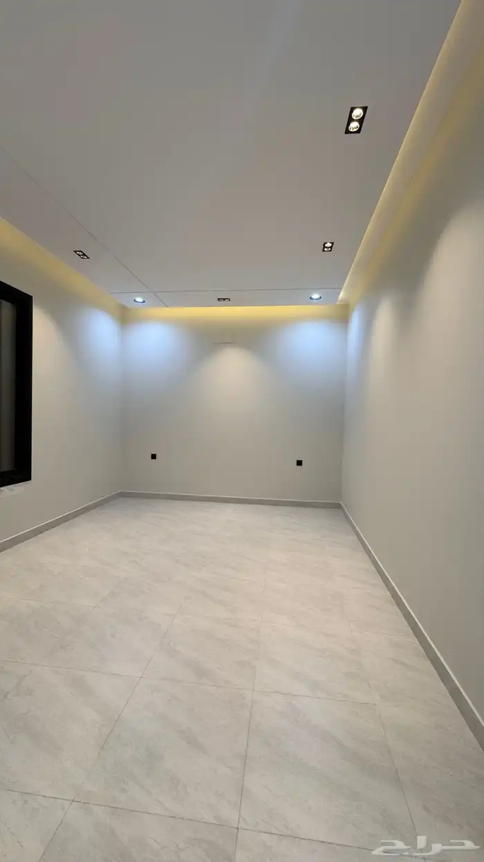 للبيع روف علوى مع ملحق 8 غرف من 670 الف بالخميس 25