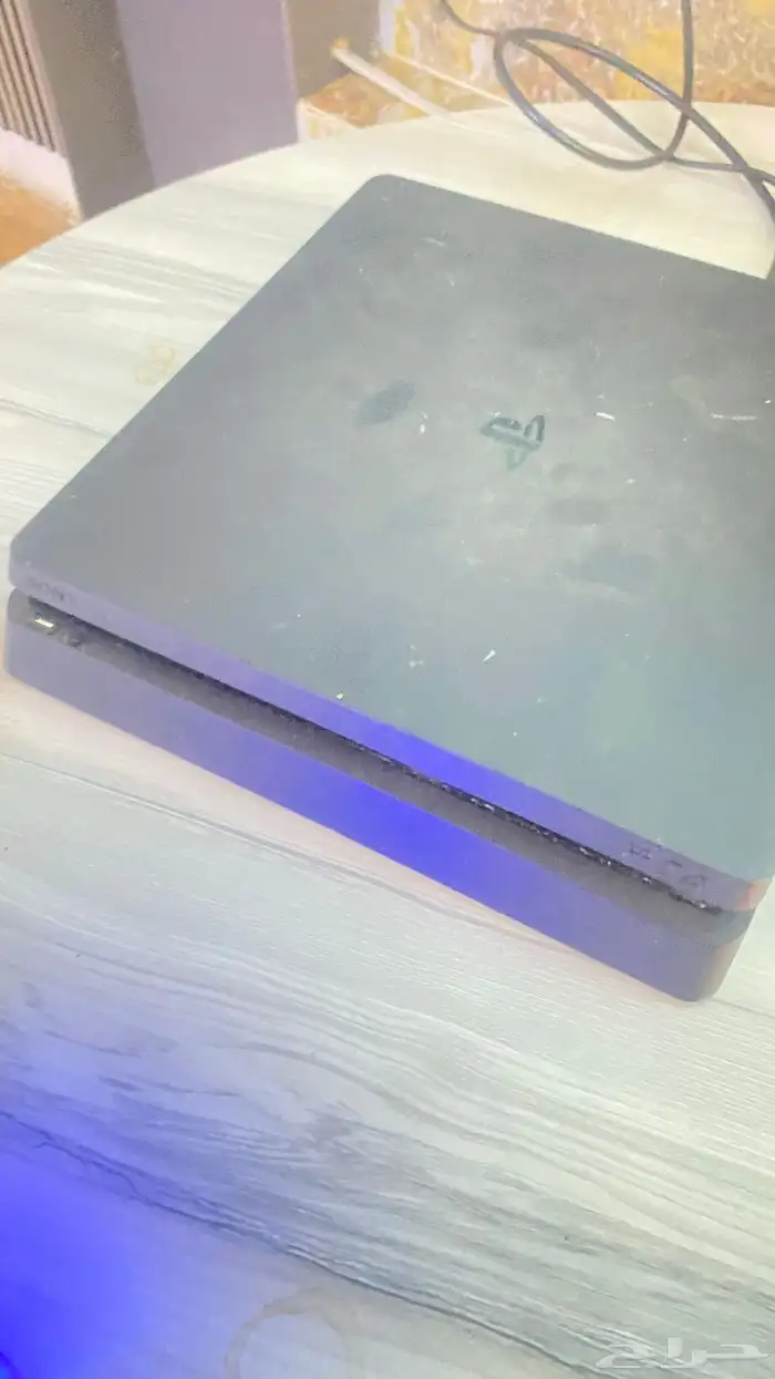 سوني4للبيع اسوني شرط مافيه اي ضرر معه يدتين و فيفا 24قراند5 6