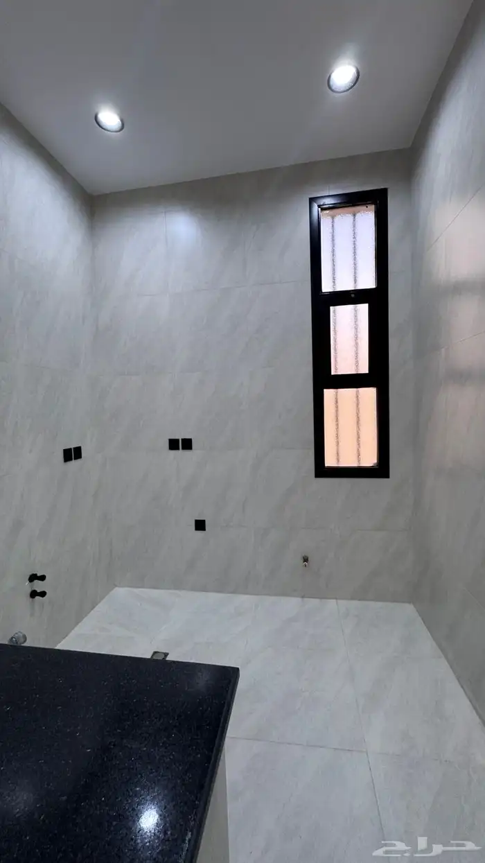للبيع روف علوى مع ملحق 8 غرف من 670 الف بالخميس 26