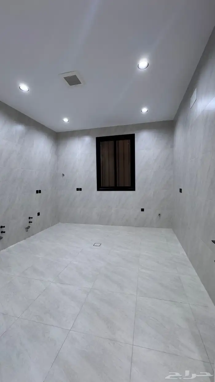 للبيع روف علوى مع ملحق 8 غرف من 670 الف بالخميس 8