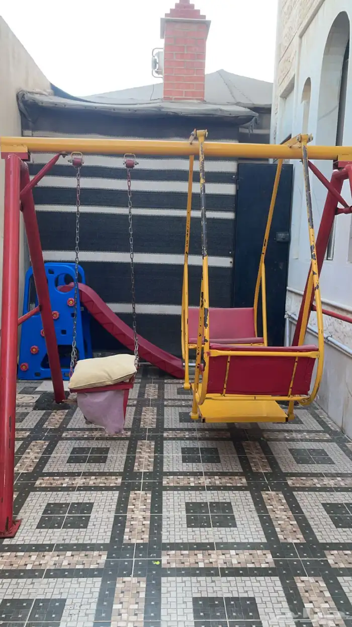 زحليقةريال110 مرجيحة ريال 410 ومعها أغراضها للبيع 520 0